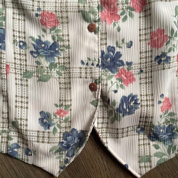 Vintage polyester floral short sleeve button down blouse by Alison Dailey - Picture 4 of 6